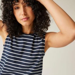 Bezrękawnik turystyczny damski Fariene. Niebieskie koszulki sportowe damskie Regatta, bez wzorów, z bawełny, bez kołnierzyka, bez ramiączek, trekkingowe. W wyprzedaży za 101.25 zł.