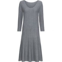 Sukienka dzianinowa w paski bonprix szary melanż - czarny. Sukienki damskie marki bonprix. Za 119.99 zł.