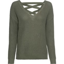 Sweter ze sznurowaniem z tyłu bonprix oliwkowy. Swetry damskie marki bonprix. Za 89.99 zł.
