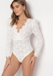Białe Koronkowe Body z Kopertowym Dekoltem Mardie. Białe bluzki damskie Born2be, z aplikacjami, z koronki, bez kołnierzyka, bez ramiączek. Za 74.99 zł.