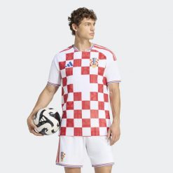 Oryginalna koszulka domowa Croatia 26. Białe koszulki sportowe męskie Adidas, l, bez wzorów, z dzianiny, bez kołnierzyka, bez ramiączek, do piłki nożnej, climacool (adidas). Za 649.00 zł.
