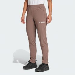 Spodnie Multi Essentials Stretch. Brązowe spodnie sportowe damskie Adidas, uniwersalny, bez wzorów, z materiału, trekkingowe. Za 259.00 zł.
