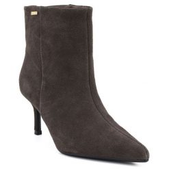Skórzane botki damskie na niskim obcasie zamszowe brązowe Big Star UU274492. Brązowe botki damskie Big Star, ze skóry, retro, bez obcasa, bez zapięcia. Za 269.99 zł.