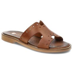 Brązowe Klapki Armodo Wygodne Obuwie Damskie. Brązowe klapki damskie Armodo, bez wzorów, bez obcasa, na obcasie. Za 259.00 zł.