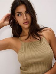 Bluzka z wiskozą - oliwkowy. Zielone bluzki damskie Reserved, l, bez wzorów, z dzianiny, bez kołnierzyka, bez ramiączek. W wyprzedaży za 29.99 zł.