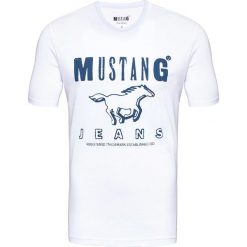 MUSTANG T SHIRT BASIC PRINT TEE GENERAL WHITE 1008372 2045. Białe koszulki sportowe męskie Mustang, na jesień, m, bez wzorów, z bawełny, bez kołnierzyka, bez ramiączek. Za 69.99 zł.