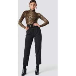 NA-KD Classic Spodnie Asymmetric Belted Suit - Black. Spodnie materiałowe damskie marki NA-KD Classic. Za 202.95 zł.