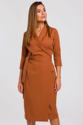 Elegancka sukienka biznesowa kopertowa midi z paskiem w talii brązowa. Brązowe sukienki damskie Stylove, do pracy, xxl, bez wzorów, biznesowe, bez kołnierzyka, bez ramiączek, midi, kopertowe. Za 309.00 zł.