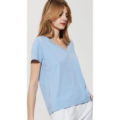 Gładka koszulka z dekoltem v - Niebieski. T-shirty damskie marki House. W wyprzedaży za 15.99 zł.