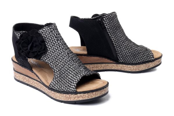 RIEKER 63791-01 black, sandały damskie. Czarne sandały damskie Rieker, bez wzorów, bez obcasa, na koturnie, bez zapięcia. Za 305.92 zł.