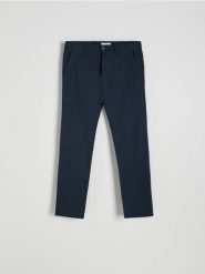 Bawełniane spodnie chino slim - granatowy. Niebieskie spodnie materiałowe męskie Reserved, l, bez wzorów, z bawełny. W wyprzedaży za 79.99 zł.