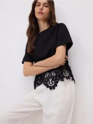T-shirt z ażurowym dołem - czarny. Czarne t-shirty damskie Reserved, l, w ażurowe wzory, z bawełny, bez kołnierzyka. W wyprzedaży za 49.99 zł.