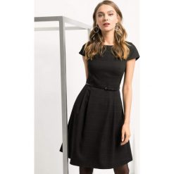 Rozkloszowana sukienka w kratę. Czarne sukienki damskie Orsay, w grochy, z dzianiny, biznesowe. Za 139.99 zł.