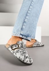 Czarne Klapki Chodaki na Płaskiej Podeszwie w Kwiaty Ozdobione Klamrą Fonaris. Czarne klapki damskie Renee, bez wzorów, z jeansu, eleganckie, bez obcasa, na obcasie. Za 49.99 zł.
