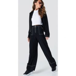 NA-KD Trend Szerokie spodnie z kontrastowymi szwami - Black. Spodnie materiałowe damskie marki NA-KD Trend. Za 202.95 zł.