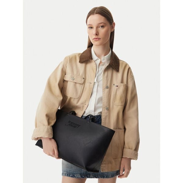 Torebka Tommy Jeans. Czarne torebki do ręki damskie Tommy Jeans, bez wzorów, z jeansu, bez dodatków. Za 409.99 zł.