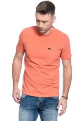 MĘSKI T-SHIRT LEE SS POCKET TEE PAPRIKA L64PSWNI 112115854. T-shirty męskie Lee, l, bez wzorów, bez kołnierzyka. W wyprzedaży za 49.99 zł.