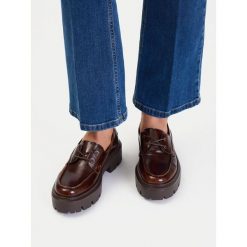 Półbuty DeeZee. Brązowe półbuty damskie DeeZee, bez wzorów, bez obcasa, na płaskiej podeszwie, bez zapięcia. Za 159.99 zł.