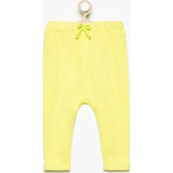 Spodnie dresowe - Żółty. Spodenki niemowlęce Reserved, z dresówki. W wyprzedaży za 14.99 zł.