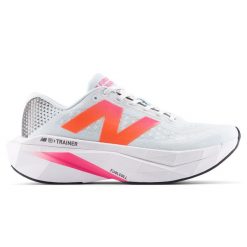 Buty męskie New Balance FuelCell SuperComp Trainer v3 MRCX17A – białe. Białe buty sportowe męskie New Balance, z gumy, bez zapięcia, do biegania. Za 1,099.99 zł.