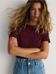 Bluzka z wiskozą - mahoniowy. Brązowe bluzki damskie Reserved, l, bez wzorów, z dzianiny, bez kołnierzyka, bez ramiączek. W wyprzedaży za 49.99 zł.