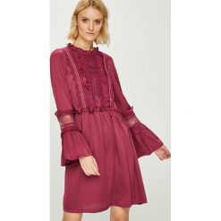 Silvian Heach - Sukienka. Szare sukienki damskie Silvian Heach, z koronki, casualowe, z włoskim kołnierzykiem, z długim rękawem. Za 599.90 zł.
