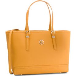 Torebka TOMMY HILFIGER - Honey Med Tote AW0AW05831 723. Żółte torebki do ręki damskie Tommy Hilfiger, ze skóry ekologicznej. Za 649.00 zł.