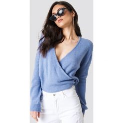 NA-KD Trend Sweter z kopertowym dekoltem - Blue. Niebieskie swetry damskie NA-KD Trend, z kopertowym dekoltem. Za 121.95 zł.