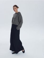 Sweter z wiązaniem na plecach - ciemnoszary. Szare swetry damskie Reserved, l, bez wzorów, z dzianiny, bez kołnierzyka, bez ramiączek, bez kaptura. Za 129.99 zł.