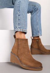 Ciemnobeżowe Botki na Koturnie Sztyblety z Ozdobnym Nitem Rievar. Brązowe botki damskie Renee, na zimę, z satyny, eleganckie, bez obcasa, na koturnie, bez zapięcia. Za 149.99 zł.