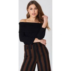 NA-KD Sweter z lekkiej dzianiny z odkrytymi ramionami - Black. Czarne swetry damskie NA-KD, z dzianiny. Za 52.95 zł.