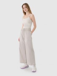 4F Spodnie casual z szerokimi nogawkami damskie - beżowe XL. Brązowe spodnie materiałowe damskie 4f, l, bez wzorów, z syntetyku. Za 69.99 zł.