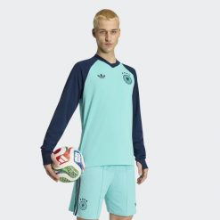 Bluza Germany 26 Away Pre-Match Warm. Niebieskie bluzki z długim rękawem męskie Adidas, bez wzorów, z dzianiny, bez kołnierzyka, bez ramiączek, do piłki nożnej. Za 479.00 zł.