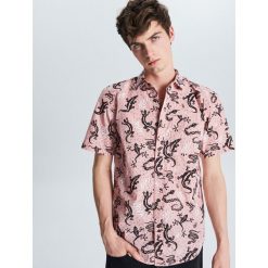 Koszula z nadrukiem all over - Różowy. Koszule męskie Cropp. W wyprzedaży za 19.99 zł.