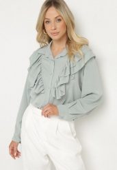 Jasnozielona Koszula z Ozdobną Falbaną Cornelea. Zielone bluzki damskie Born2be, bez wzorów, z jeansu, eleganckie, bez kołnierzyka, bez ramiączek. Za 79.99 zł.