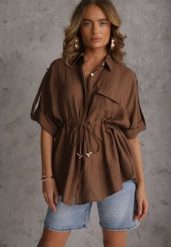 Brązowa Koszula Typu Nietoperz Utility z Lnem i Wiskozą z Wiązaniem w Talii Fyserynore. Brązowe bluzki damskie Renee, na lato, bez wzorów, z tkaniny, bez kołnierzyka, bez ramiączek. Za 99.99 zł.