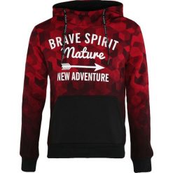Czerwona Bluza New Adwenture. Czerwone bluzy męskie marki Born2be, w geometryczne wzory. Za 89.99 zł.