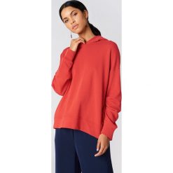 NA-KD Bluza z kapturem z drapowanym rękawem - Red. Bluzy damskie marki NA-KD. W wyprzedaży za 48.58 zł.