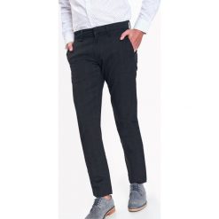 SPODNIE MĘSKI TYPU CHINO O REGULARNYM KROJU. Eleganckie spodnie męskie marki TOP SECRET. W wyprzedaży za 49.99 zł.
