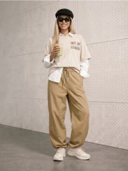 Bawełniana koszulka z napisem i ozdobnymi dżetami - beżowy. Brązowe t-shirty damskie Sinsay, l, bez wzorów, z bawełny, bez kołnierzyka. Za 19.99 zł.