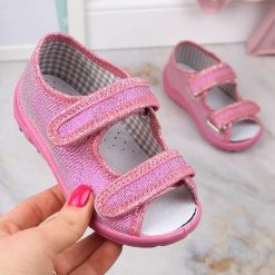 Kapcie dziewczęce sandałki domowe połyskujące różowe Nazo. Czerwone sandały dziewczęce Nazo, z materiału, bez zapięcia. Za 59.99 zł.