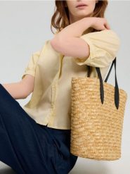 Pleciona torba na ramię typu tote - beżowy. Brązowe torby na ramię damskie Sinsay, bez wzorów, bez dodatków. Za 49.99 zł.