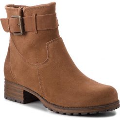 Botki CLARKS - Marana Amber 261372394 Dark Tan Suede. Brązowe kozaki damskie Clarks, z materiału, bez obcasa, na obcasie. W wyprzedaży za 299.00 zł.