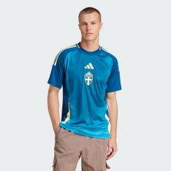 Koszulka Sweden 25 (Women's Team) Away. Niebieskie koszulki sportowe męskie Adidas, m, bez wzorów, z materiału, bez kołnierzyka, bez ramiączek, do piłki nożnej. Za 449.00 zł.