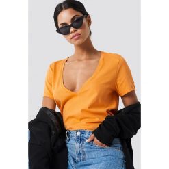 NA-KD Basic T-shirt z dekoltem V - Orange. Pomarańczowe t-shirty damskie NA-KD Basic, z bawełny. W wyprzedaży za 21.18 zł.