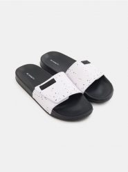 Klapki z rzepem NASA - biały. Białe klapki męskie Sinsay. Za 39.99 zł.