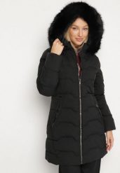 Czarna Taliowana Kurtka z Pikowanymi Przeszyciami i Kapturem z Futrem Mundria. Czarne kurtki damskie Born2be, l, bez wzorów, z dzianiny. Za 229.99 zł.