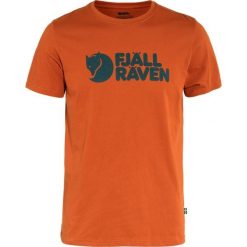 Koszulka Fjallraven Logo T-shirt. Czerwone t-shirty męskie Fjällräven, na lato, m, bez wzorów, z bawełny, klasyczne, bez kołnierzyka. Za 256.05 zł.