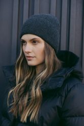 WEŁNIANA CZAPKA DELIA CIEMNO SZARA One size - Flawless. Szare czapki i kapelusze damskie Flawless, na zimę, bez wzorów, z kaszmiru, eleganckie. Za 239.00 zł.
