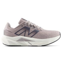 Buty damskie New Balance FuelCell Propel v5 WFCPR8OA – różowe. Czerwone obuwie sportowe damskie New Balance, bez wzorów, z gumy, do biegania. Za 599.99 zł.